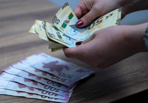 Azərbaycanda ən çox maaş alanlar bu sahələrdə çalışır