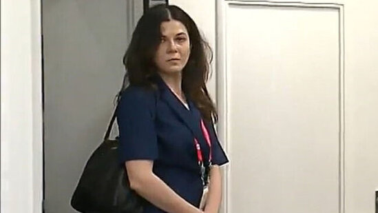 Putinin Trampla görüşə gətirdiyi cazibədar tərcüməçi qız kimdir? - VİDEO