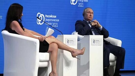 Putindən müsahibə alan xanım aparıcıya reaksiya: "Ayaqları ilə nə edir?"