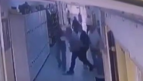 Valideyn iclası zamanı müəllimə yumruq atdı -VİDEO