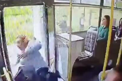 Qadın qapısı açıq avtobusdan YIXILDI - VİDEO