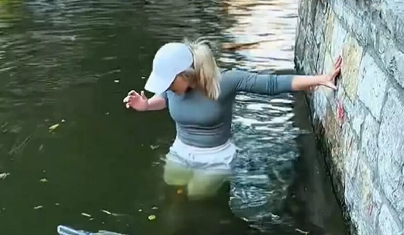 E-coli xəbərdarlıqlarını nəzərə almayan qadın telefonuna görə çaya girdi