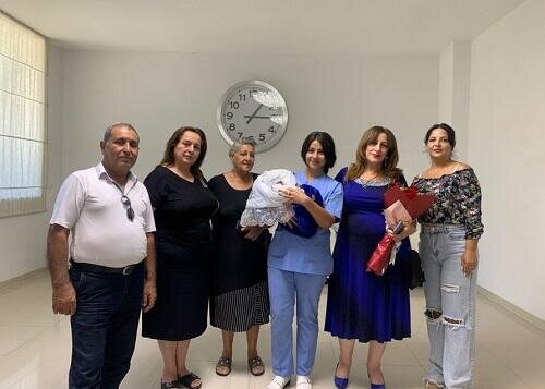 57 yaşlı qadın 15 il sonsuzluq sonrası ana oldu