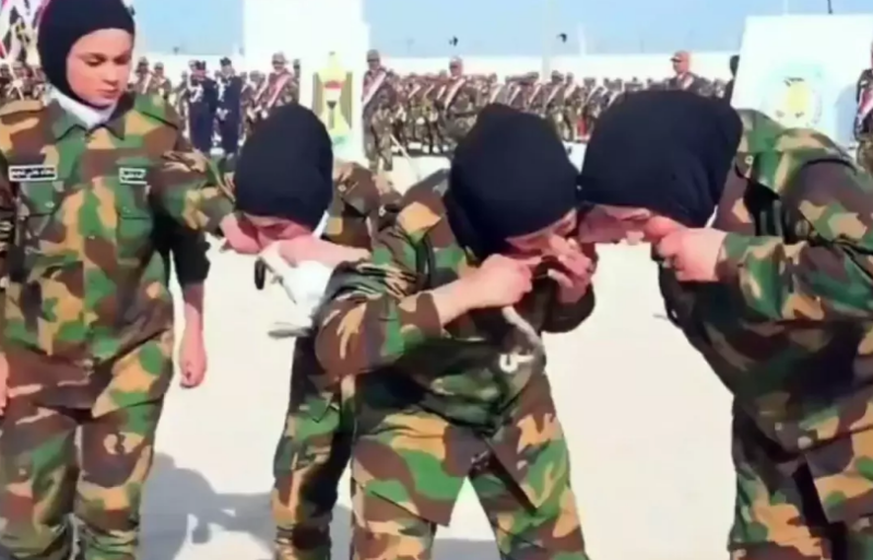 İraqda qadın hərbçilərin məzuniyyət mərasimindəki görüntüləri qalmaqal yaratdı - VİDEO