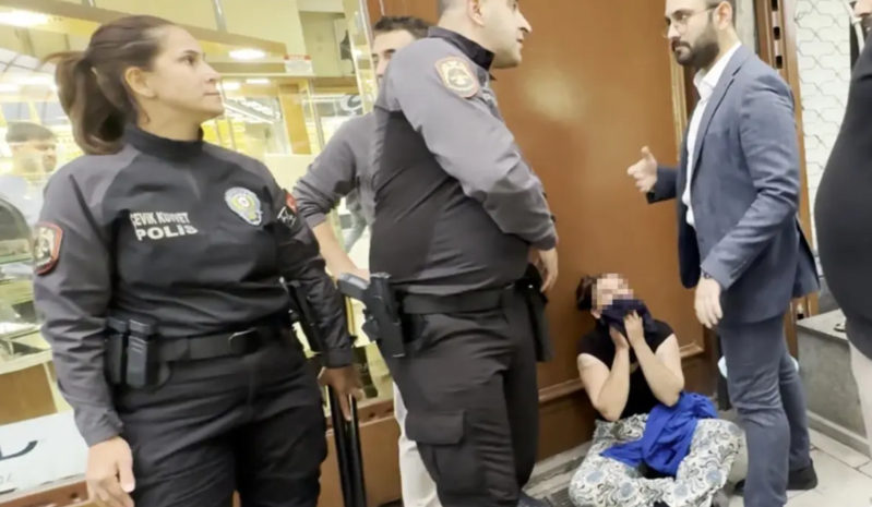 Saxta bilərzikləri əsl qızıllarla dəyişmək istəyərkən yaxalanan qadın "Uşaqlarım var, etməyin" deyə yalvardı - VİDEO