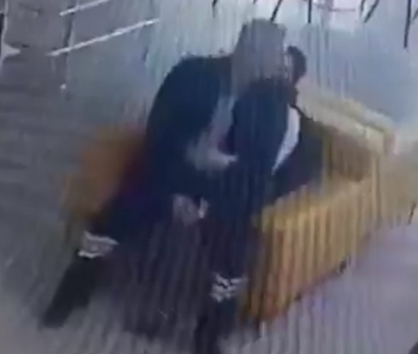 Dövlət xəstəxanasında qalmaqal: Mühafizəçi iş vaxtı qadınla görün nə etdi - VİDEO