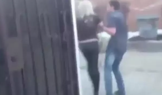 Gənc qadın aldatdığı sevgilisi tərəfindən zibil qabına atıldı