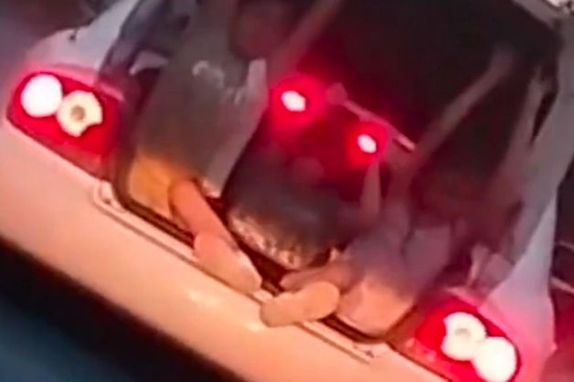 Qadın sürücü üç azyaşlını ölümlə üz-üzə qoydu - ANBAAN GÖRÜNTÜLƏR