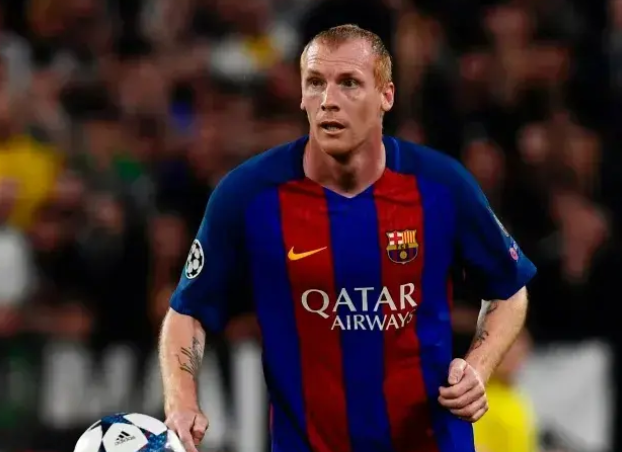 Bir vaxtların əfsanəsi indi mağazada satıcı işləyir - FOTO