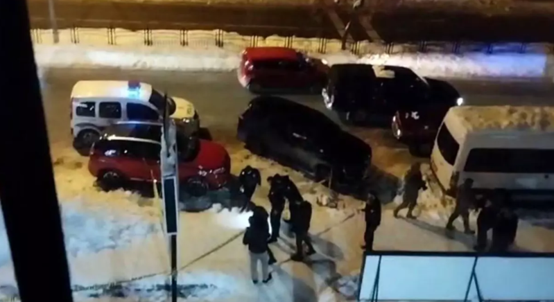 Qar maskası taxıb önünə gələni güllələdi - VİDEO