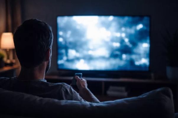 Qaranlıqda televizora baxmaq zərərlidir - XƏBƏRDARLIQ