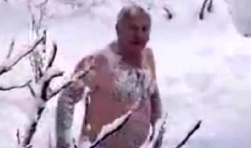 Dənizə girə bilməyən kişi qarda "üzdü" - VİDEO