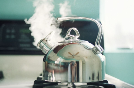 Azərbaycanlı uşaq qaynar suda yandı