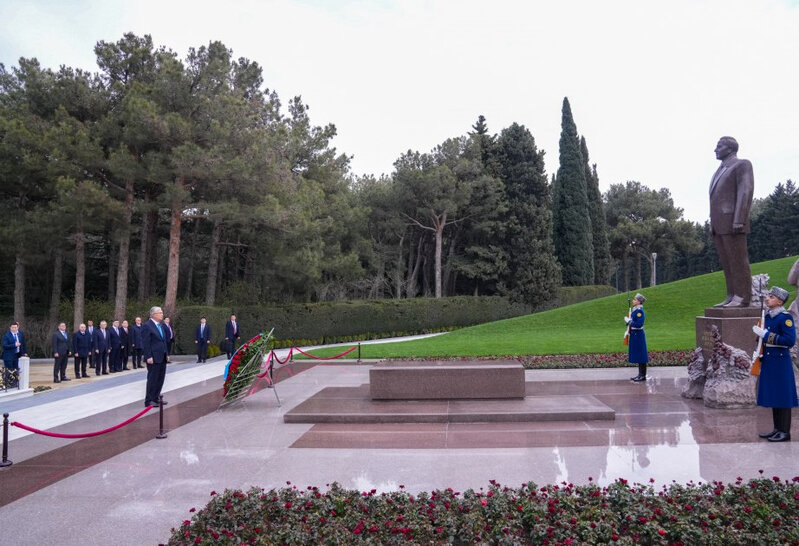 Qazaxıstan Prezidenti Heydər Əliyevin məzarını ziyarət edib