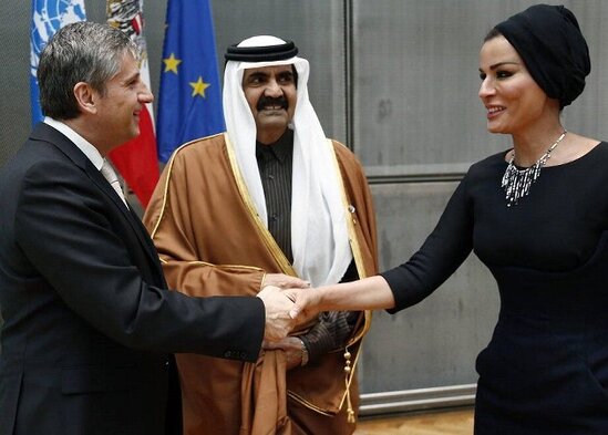 Ərəb şeyxinin hicabsız, qüdrətli arvadı: Ərini atasını devirməyə məcbur edən qadın