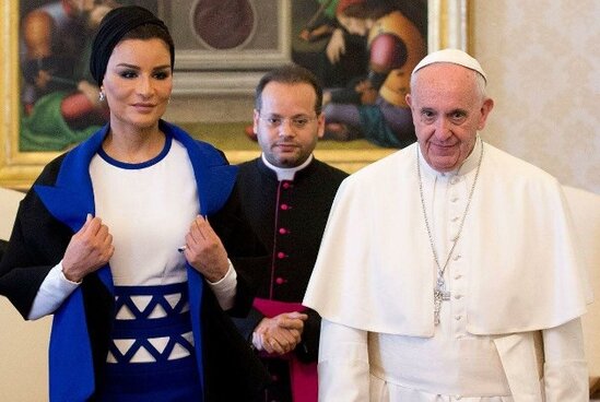 Ərəb şeyxinin hicabsız, qüdrətli arvadı: Ərini atasını devirməyə məcbur edən qadın