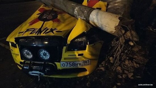 Azərbaycanlı oliqarxın qohumunun "Rolls-Royce" markalı avtomobili qəzaya düşdü - FOTO