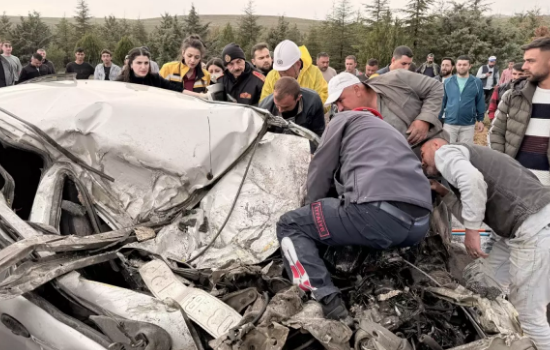 Avtomobil yük maşını ilə toqquşdu: 1 ölü, 1 yaralı var