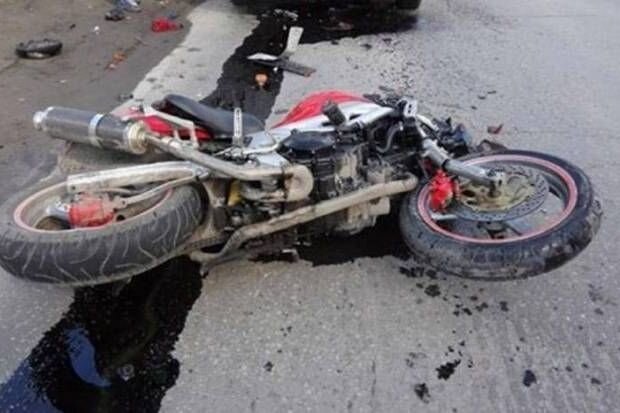 Sabunçuda motosiklet avtobusa çırpıldı: Bir nəfər ağır xəsarət aldı