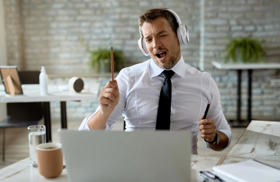 İşdə "qıcıqlandırıcı" musiqi əməkdaşlara necə təsir edir?