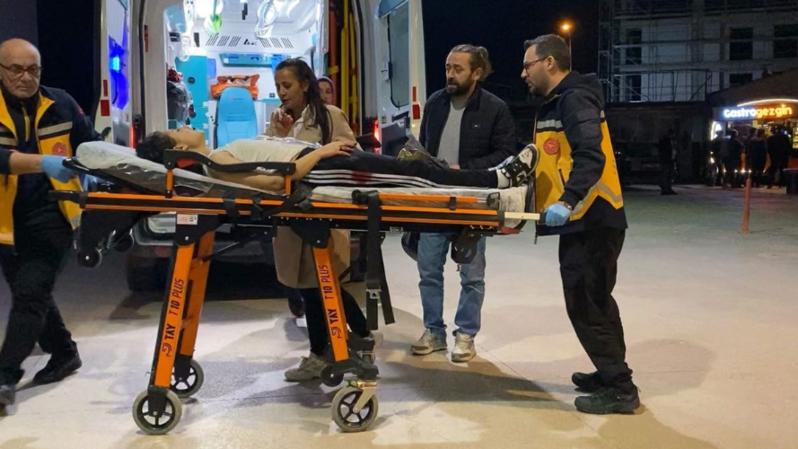 İki gənc qız oğlana görə bir-birini bıçaqlayıb - VİDEO