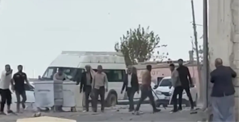 İki qonşu ailə arasında silahlı dava: Uşaqlar qorxudan görün harda gizləndi - VIDEO