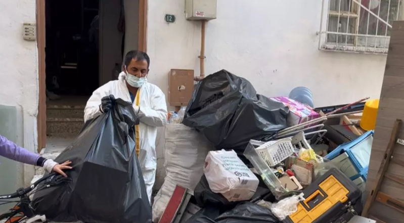 Evdən tonlarla zibil çıxarıldı: Ev sahibi barədə psixoloji problemlərinin olduğu iddia edilir