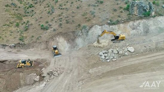 Qubadlı-Eyvazlı avtomobil yolu boyunca genişmiqyaslı tikinti işləri davam etdirilir - FOTO