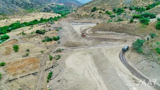 Qubadlı-Eyvazlı avtomobil yolu boyunca genişmiqyaslı tikinti işləri davam etdirilir - FOTO