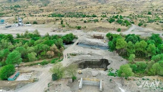 Qubadlı-Eyvazlı avtomobil yolu boyunca genişmiqyaslı tikinti işləri davam etdirilir - FOTO