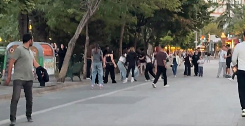 Küçədə azyaşlı qızlar arasında saç-saça dava düşüb - VİDEO