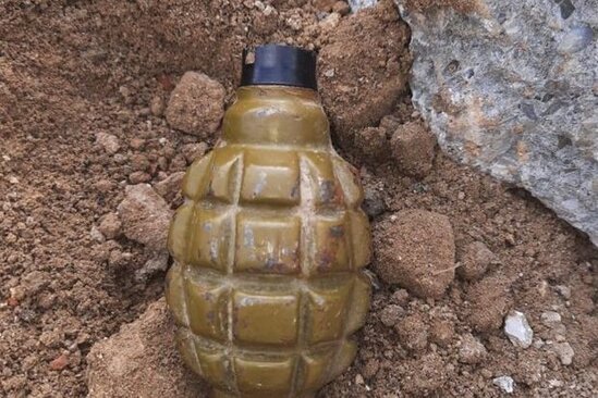 Övladlarını qumbara ilə partladıb öldürməyə cəhddə ittiham olunan şəxsin məhkəməsi keçirildi