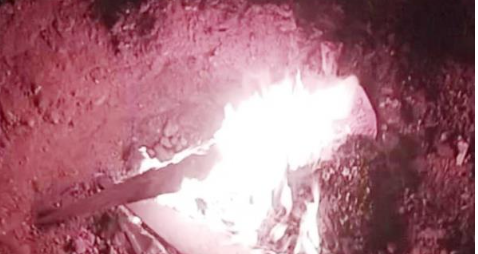 İntihar edən şəxsin məzarını açıb CANLI YAYIMDA yandırdı -Səbəbi hər kəsi ŞOK ETDİ - VİDEO