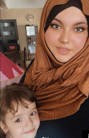 Rafael İsgəndərovun qızı ƏSƏBİLƏŞDİ - Hicabını müzakirə etdilər