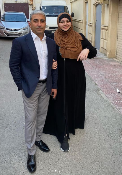 Rafael İsgəndərovun qızı ƏSƏBİLƏŞDİ - Hicabını müzakirə etdilər