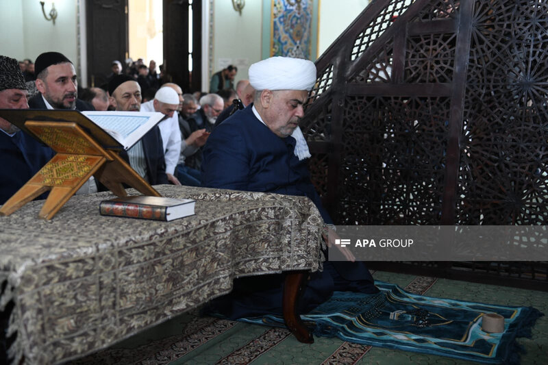 Şeyxin namaz möhürü gündəm oldu – FOTO