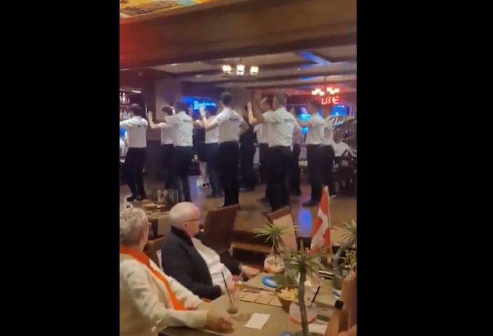 Restoran işçilərinin rəqsi turistləri şoka saldı - VİDEO