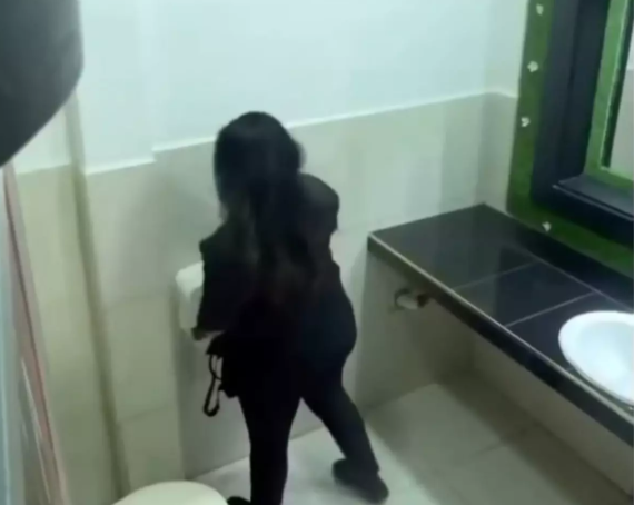 Gənc qadın getdiyi restorandan tualet kağızı oğurladı: Hər kəs eyni sualı verir