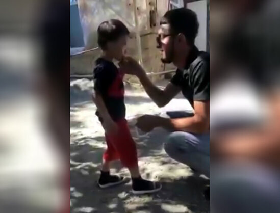 Reytinq üçün azyaşlıya siqaret çəkdirən şəxs saxlanıldı - VİDEO