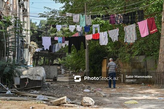 Məcburi köçkünlərin sığındıqları kollec yataqxanası: Sanki o da müharibədən çıxıb