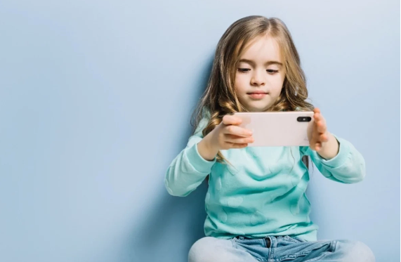 Psixoloq valideynlərə xəbərdarlıq etdi: "İnternetsiz uşaqlar düşünə bilmirlər"