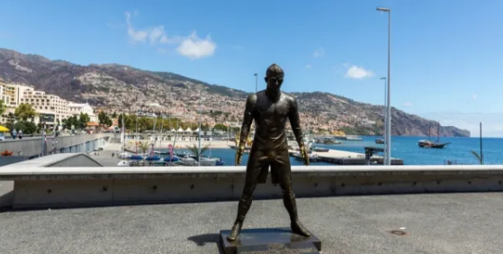 Ronaldonun heykəli yandırıldı