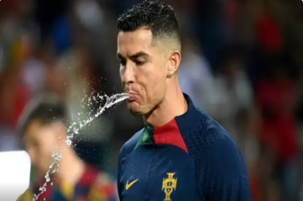 Ronaldonun su içmədiyini, onu ağzına alıb atdığını heç görmüsünüz? Bunun elmi izahı