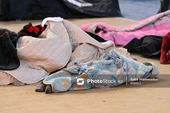 Zəlzələ zonasında həyatını itirən insanların qalaqlanmış nəşləri - FOTOREPORTAJ