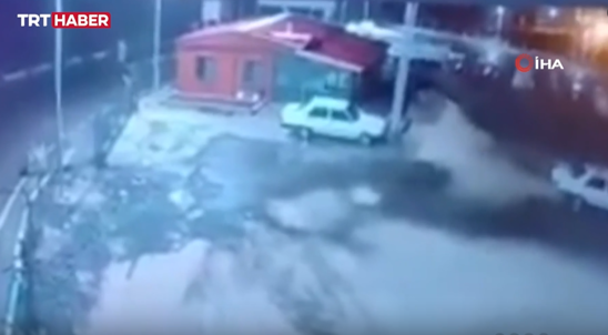 Zəlzələ zamanı avtomobillər beşik kimi titrəyirdi-VİDEO