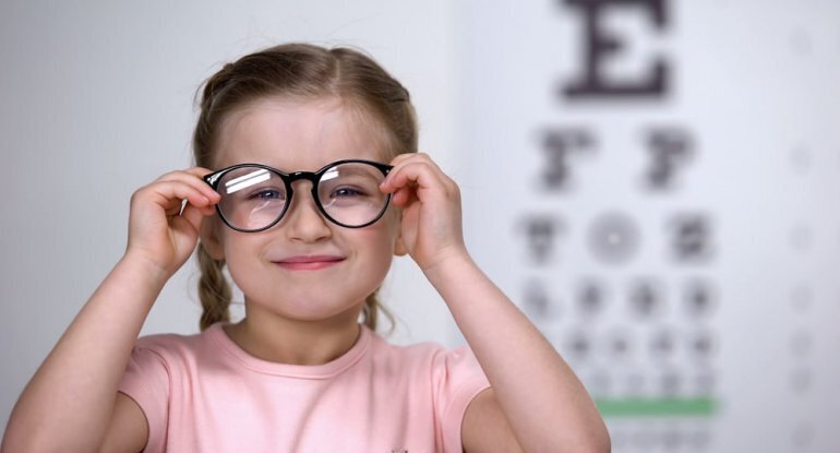 Körpə uşaqların göz zəifliyinin səbəbi nədir? – Oftalmoloqdan XƏBƏRDARLIQ