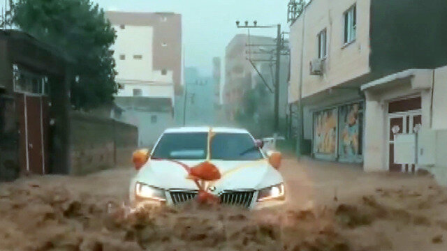 Toya sel belə əngəl ola BİLMƏDİ: Gəlin maşını suyun içindən keçdi -VİDEO