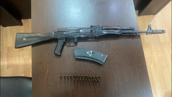 Bakıda üzərində "Kalaşnikov" gəzdirən şəxs saxlanılıb (VİDEO)