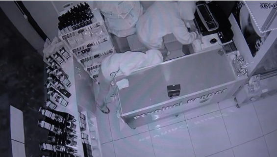 Oğrulardan bezən mağaza sahibi: "Qapımız açıq gözləyirik, amma nə qədər lazımdırsa, götürsünlər"