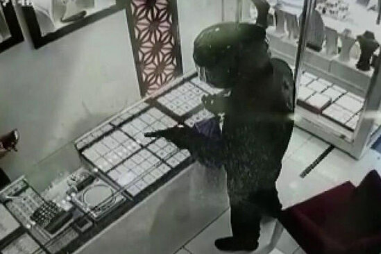 Kişi satıcını silahla hədələyərək zərgərlik mağazasında quldurluq etdi – ANBAAN VİDEO